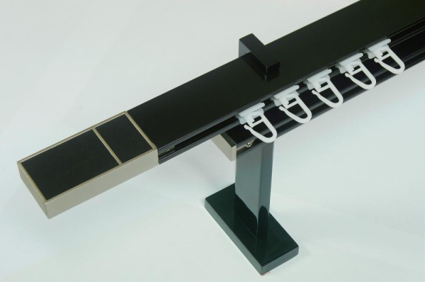 Kétsínes SQUARE LINE fekete karnis - BOSS fekete bőr karnisvég