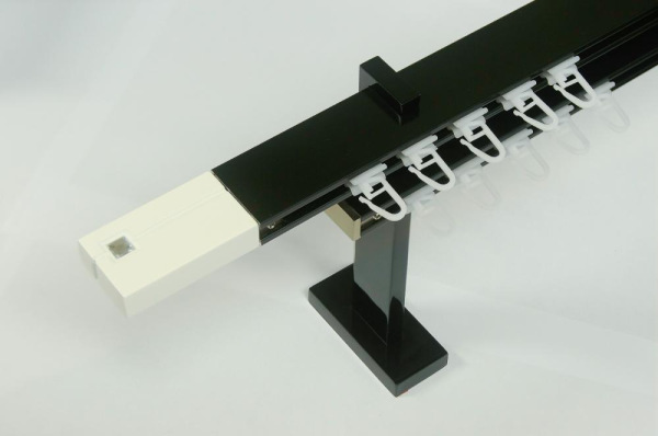 Kétsínes SQUARE LINE fekete karnis - KRYSTAL fehér karnisvég