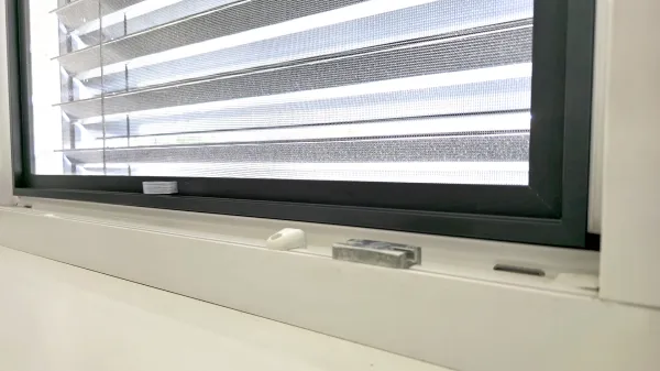 Sieťky proti hmyzu na OKNO - pevné KLIK LUX - bežné odtiene 3