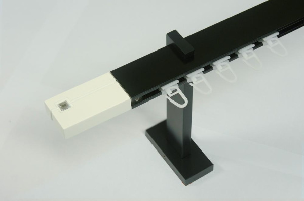 Egysínes SQUARE LINE fekete karnis - KRYSTAL fehér karnisvég