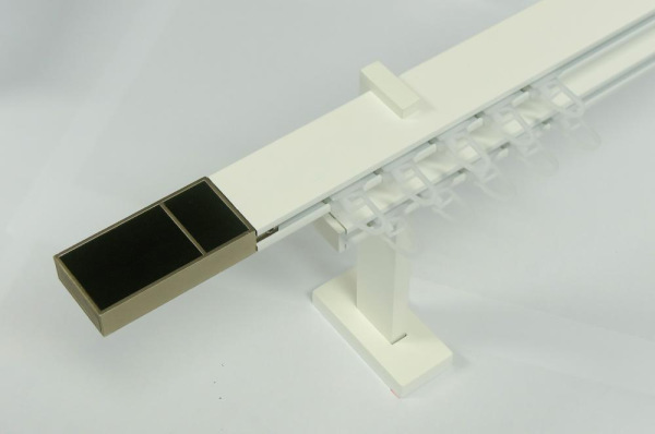 Kétsínes SQUARE LINE fehér karnis - BOSS fekete bőr karnisvég